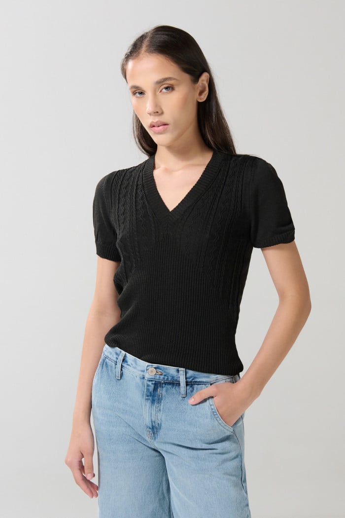 SUETER NEGRO TEJIDO EN TRENZAS CUELLO EN V MANGA CORTA