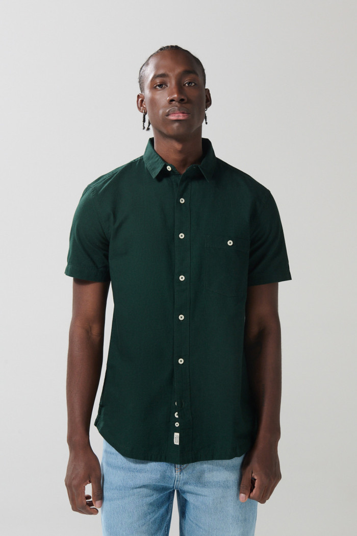 Camisa unicolor en algodón con botones y manga corta
