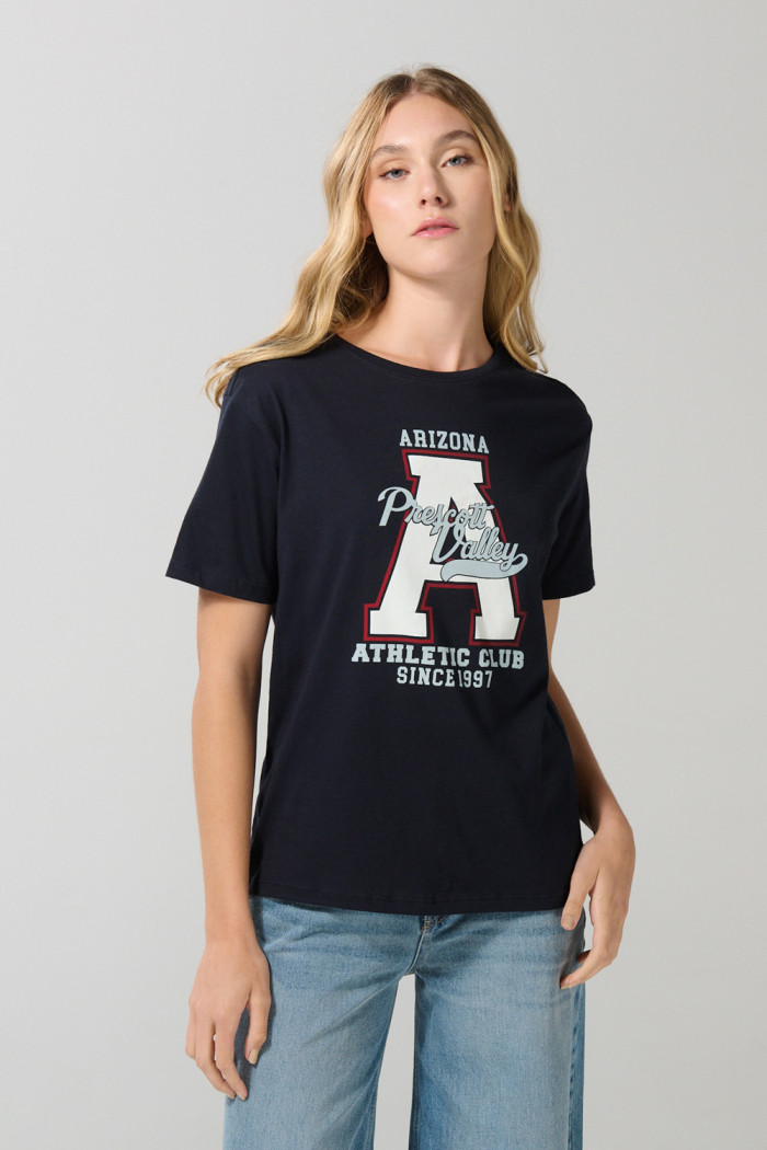 Camiseta manga corta en algodón azul con arte college