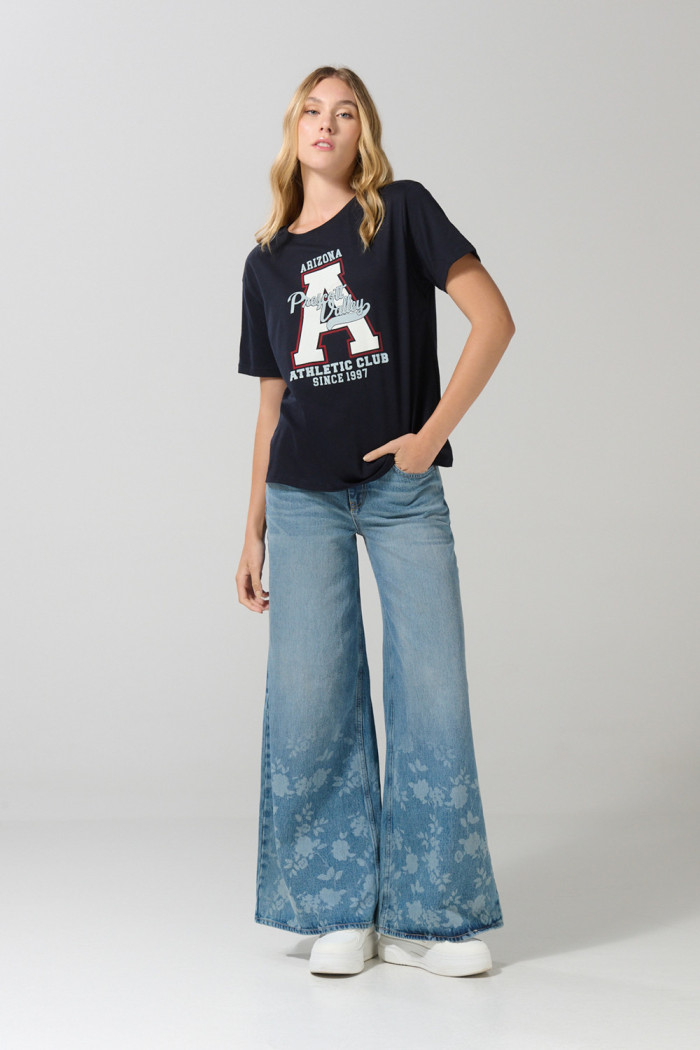 Camiseta manga corta en algodón azul con arte college