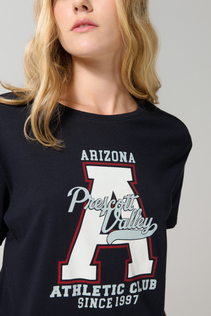 Camiseta manga corta en algodón azul con arte college