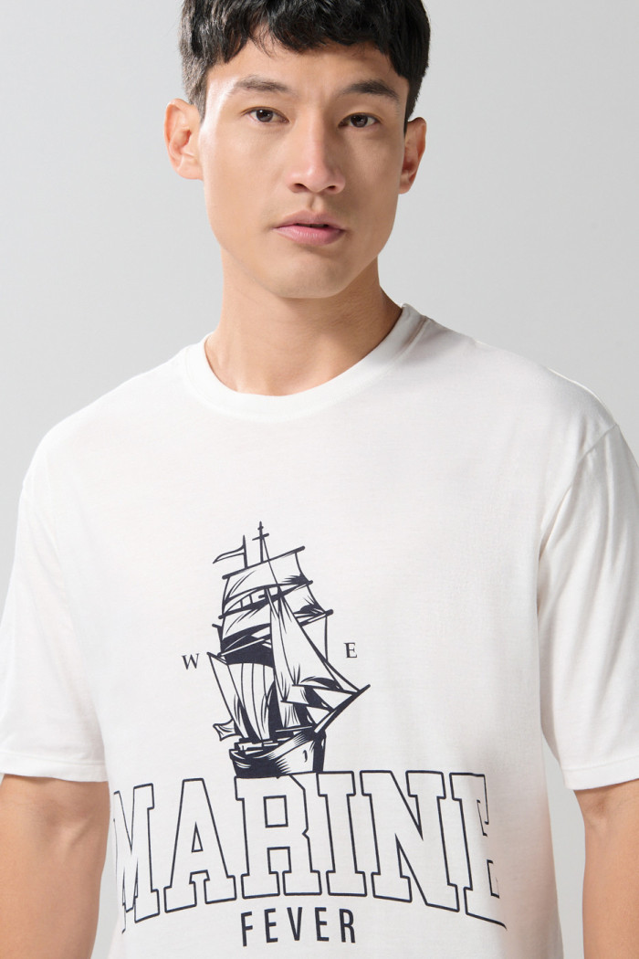 Camiseta cuello redondo crema con diseño marino