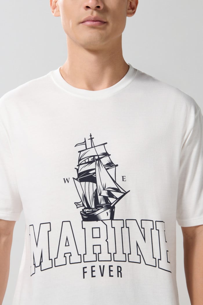 Camiseta cuello redondo crema con diseño marino