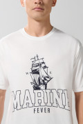 Camiseta cuello redondo crema con diseño marino