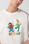 Camiseta manga corta crema con arte de Plaza Sésamo