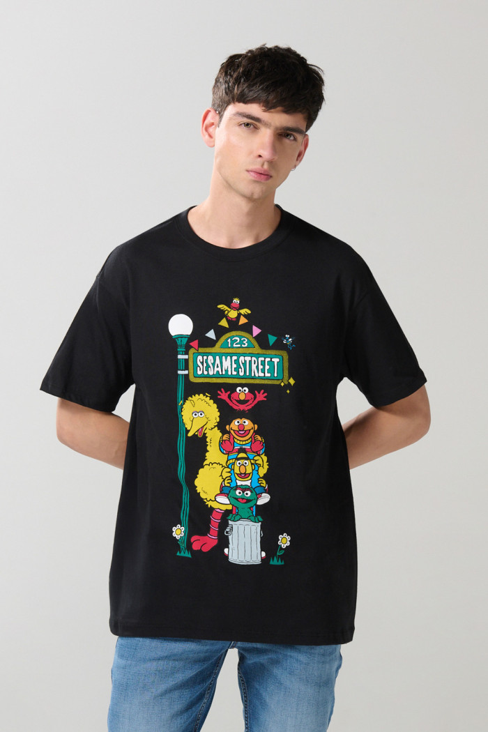 Camiseta negra cuello redondo con arte de Plaza Sésamo