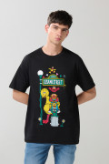 Camiseta negra cuello redondo con arte de Plaza Sésamo