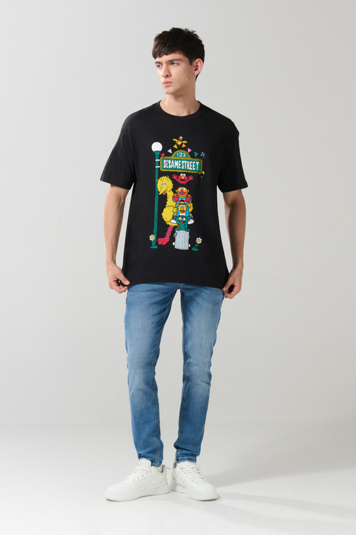 Camiseta negra cuello redondo con arte de Plaza Sésamo