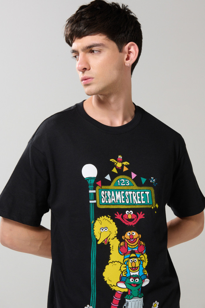 Camiseta negra cuello redondo con arte de Plaza Sésamo