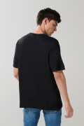Camiseta negra cuello redondo con arte de Plaza Sésamo