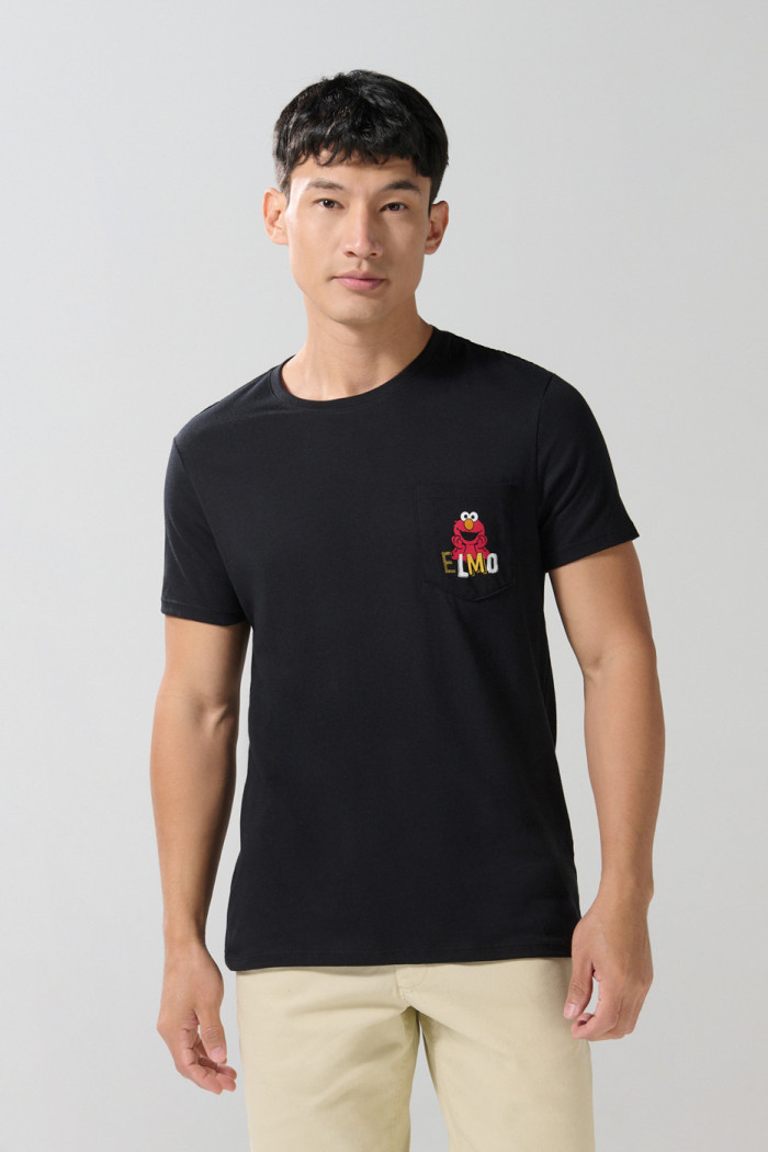Camiseta negra con bolsillo y manga corta de Plaza Sésamo