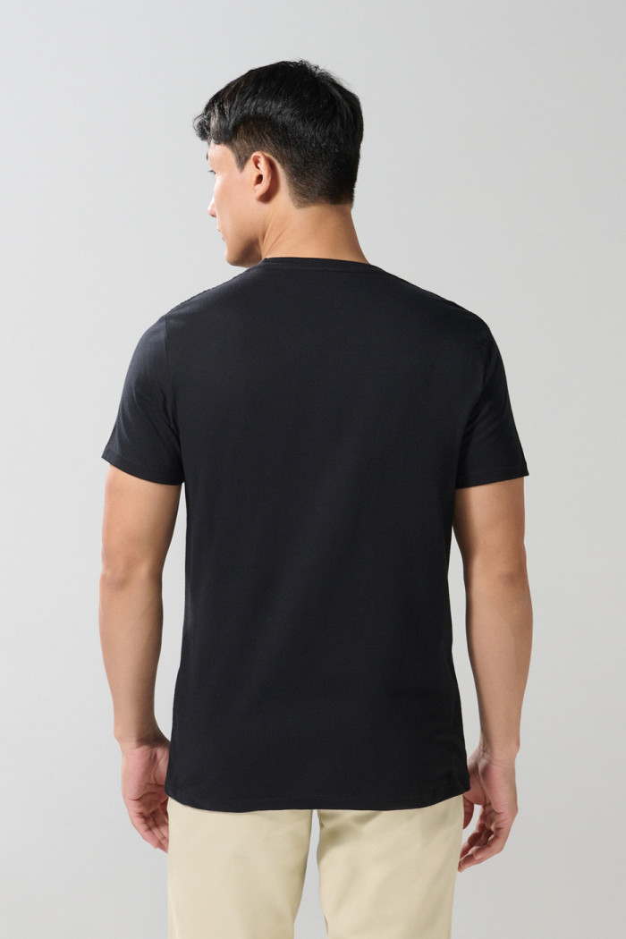 Camiseta negra con bolsillo y manga corta de Plaza Sésamo
