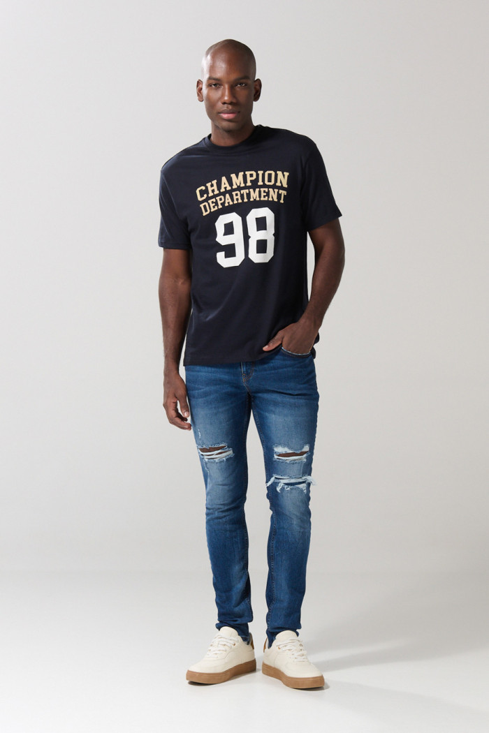 Camiseta college azul intensa con cuello redondo