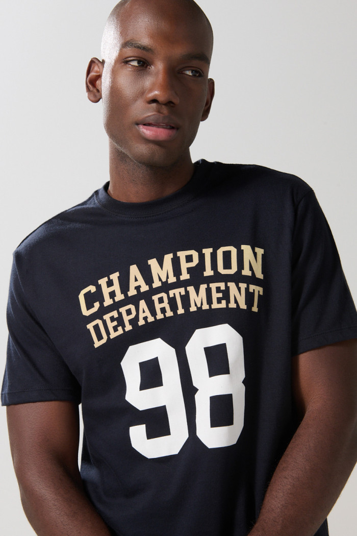 Camiseta college azul intensa con cuello redondo
