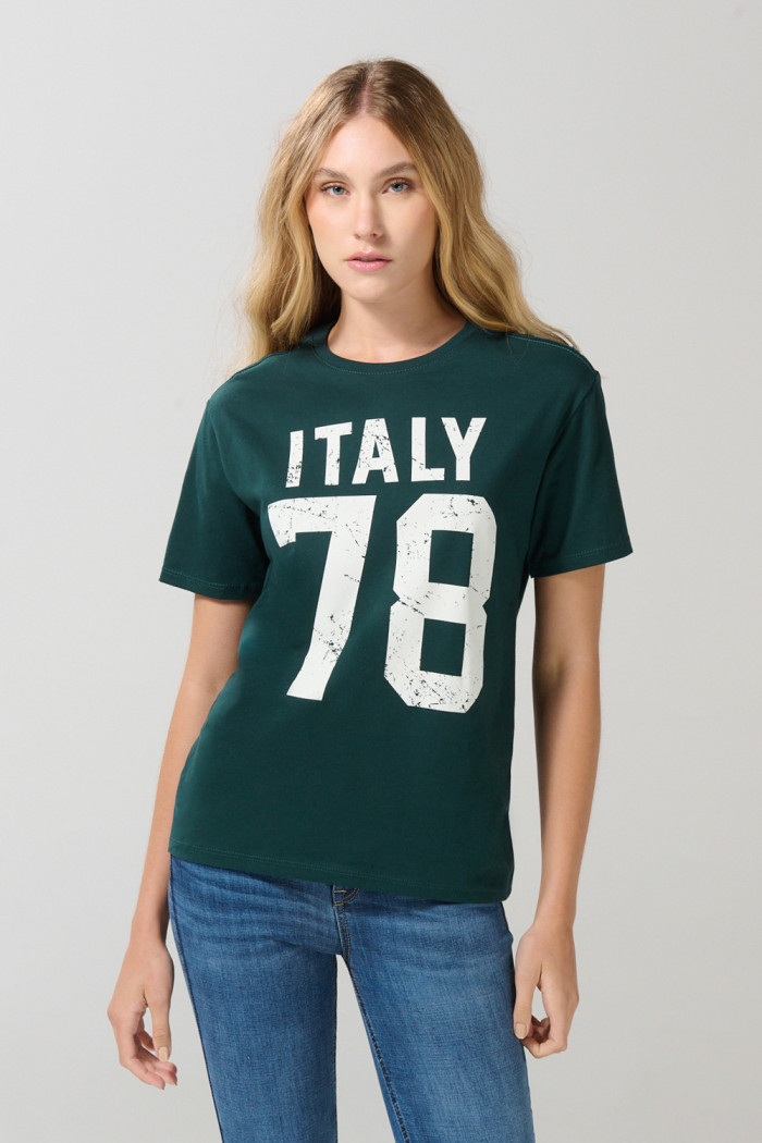 Camiseta unicolor con arte college numérico y manga corta