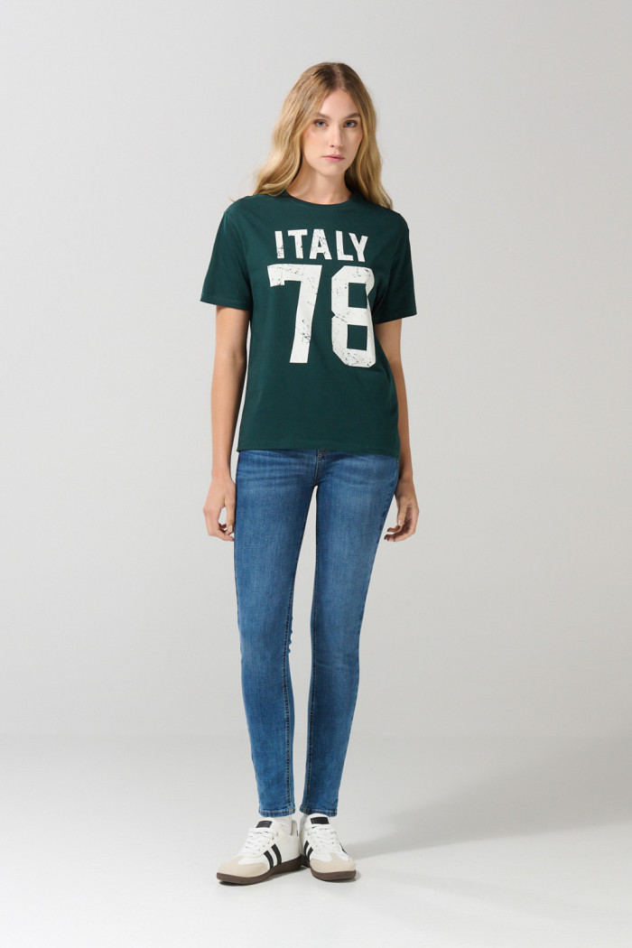 Camiseta unicolor con arte college numérico y manga corta