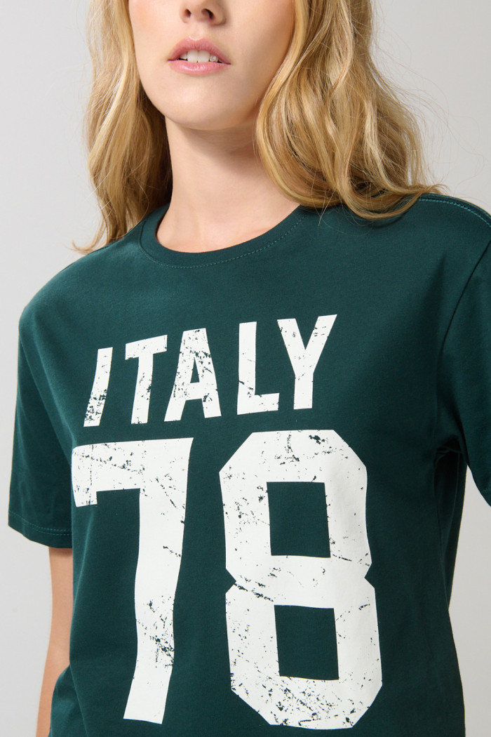 Camiseta unicolor con arte college numérico y manga corta