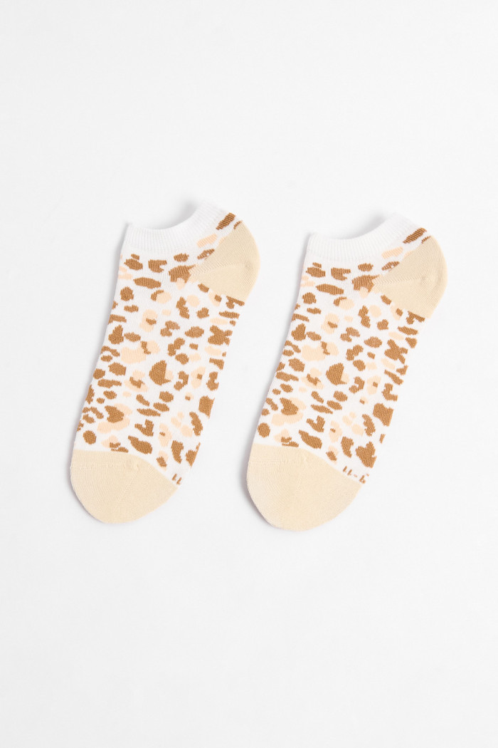 Medias tobilleras cremas con arte animal print y contrastes