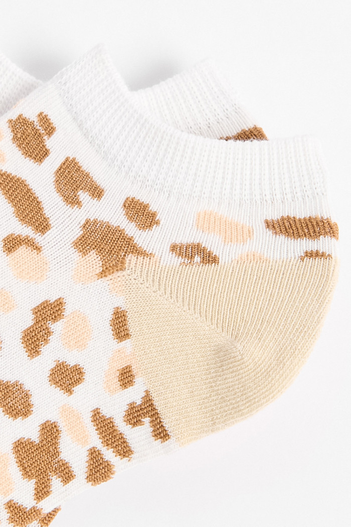 Medias tobilleras cremas con arte animal print y contrastes