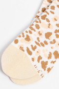 Medias tobilleras cremas con arte animal print y contrastes