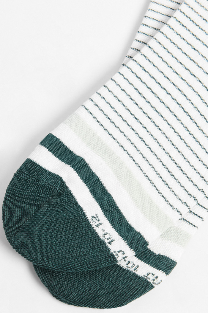 Medias cremas claras tobilleras a rayas con contrastes