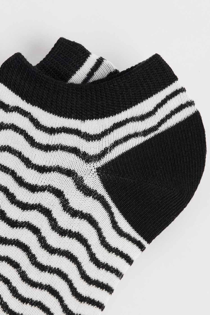 Medias tobilleras cremas a rayas con contrastes