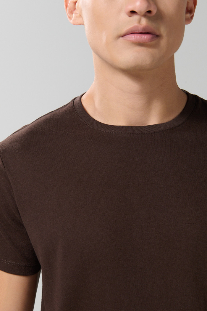 Camiseta en algodón unicolor ajustada con cuello redondo