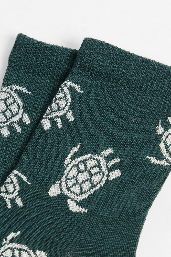 Medias verdes oscuras cortas con diseños de tortugas