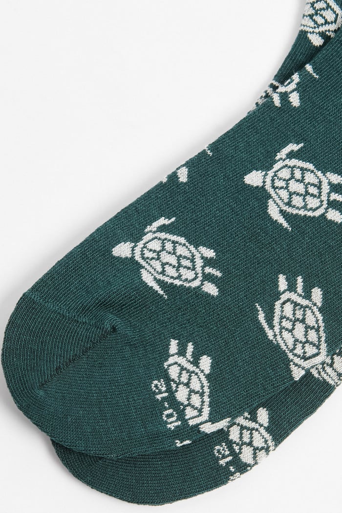 Medias verdes oscuras cortas con diseños de tortugas