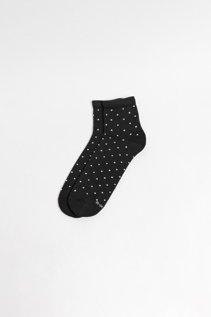 Medias cortas unicolores con estampado de puntos.