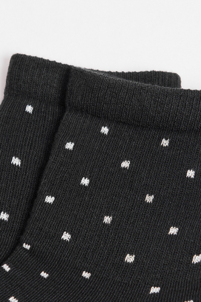 Medias cortas unicolores con estampado de puntos.