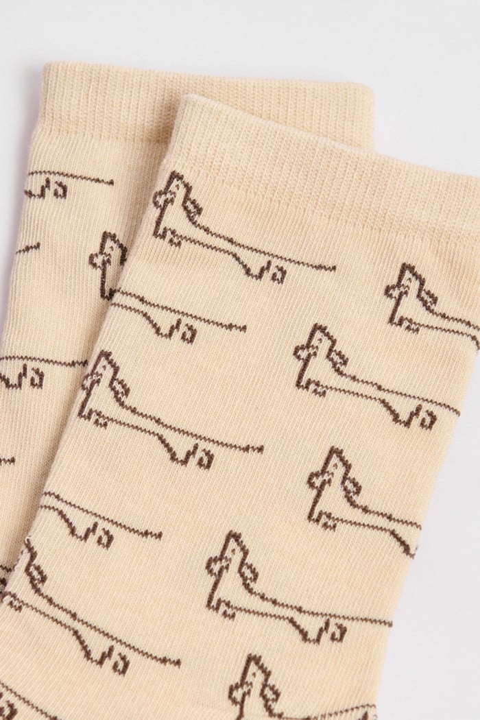 Medias kakis claras largas con diseños de perritos
