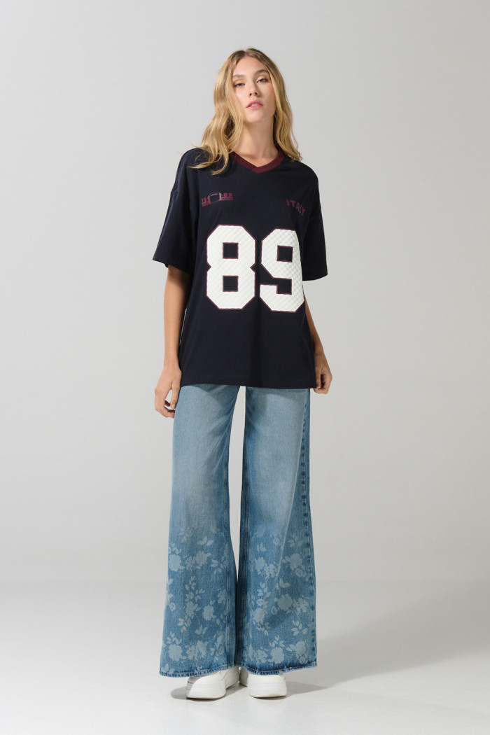 Camiseta cuello V azul intensa oversize con artes college