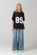 Camiseta cuello V azul intensa oversize con artes college