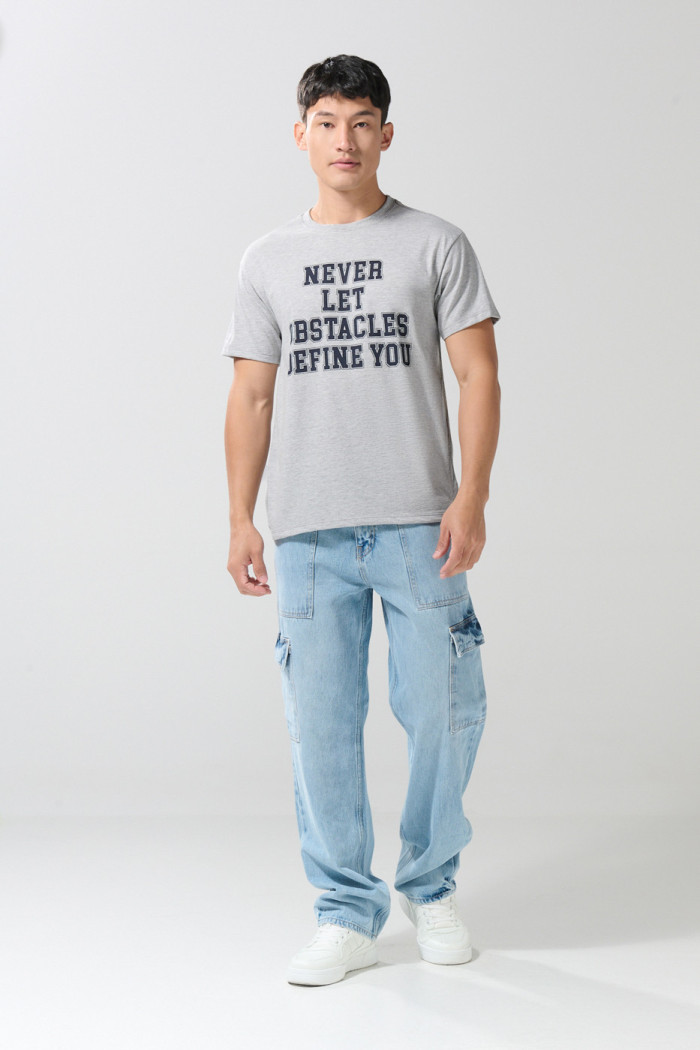Camiseta gris cuello redondo con texto college en frente