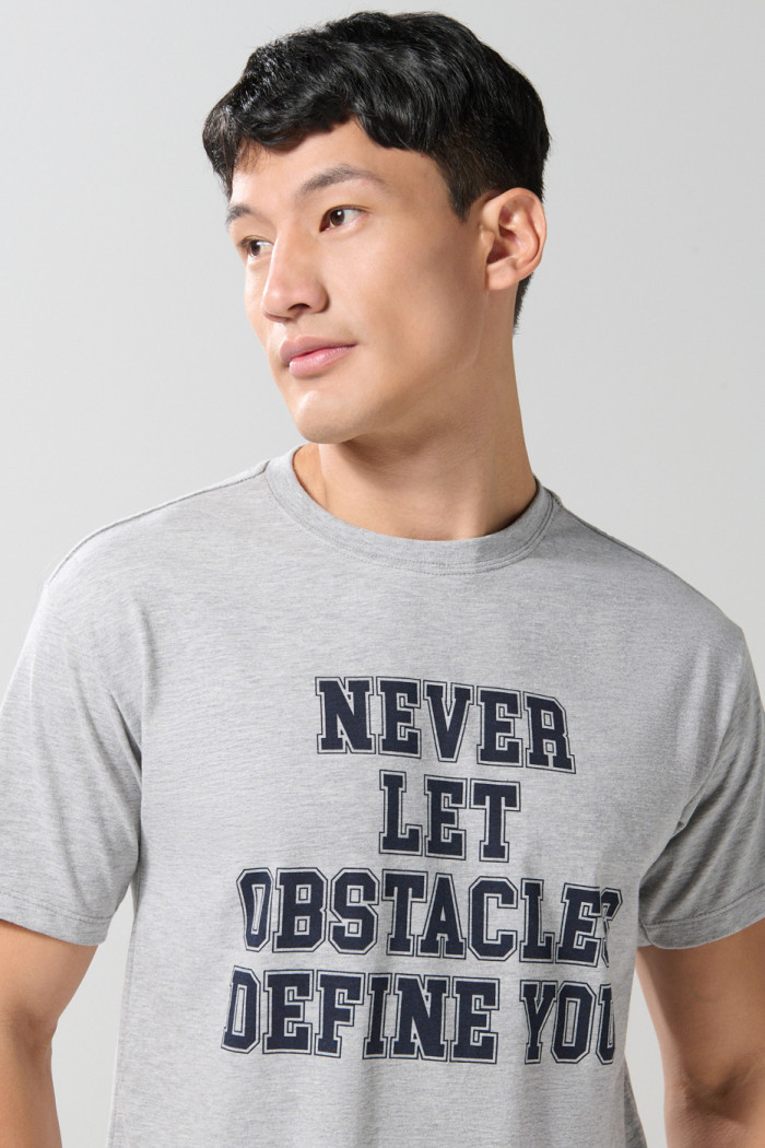 Camiseta gris cuello redondo con texto college en frente