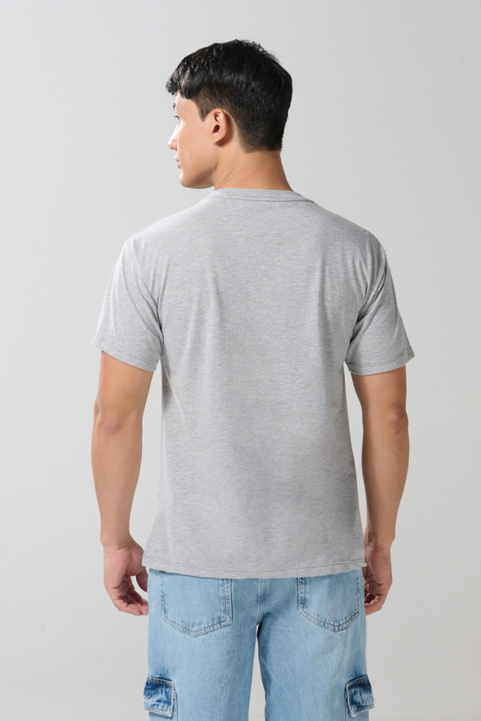 Camiseta gris cuello redondo con texto college en frente