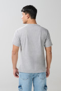 Camiseta gris cuello redondo con texto college en frente