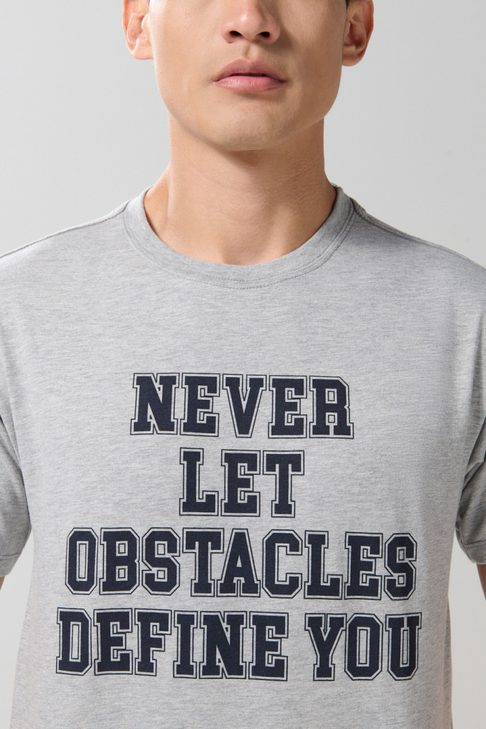 Camiseta gris cuello redondo con texto college en frente