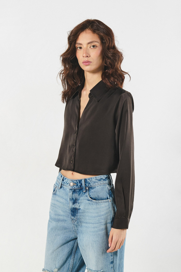 Blusa crop top unicolor en satín oversize con manga larga