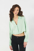 Blusa crop top unicolor en satín oversize con manga larga