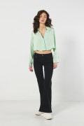 Blusa crop top unicolor en satín oversize con manga larga