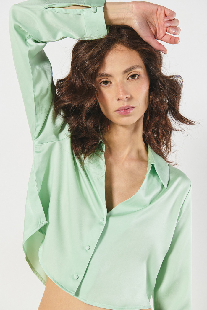 Blusa crop top unicolor en satín oversize con manga larga