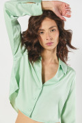 Blusa crop top unicolor en satín oversize con manga larga