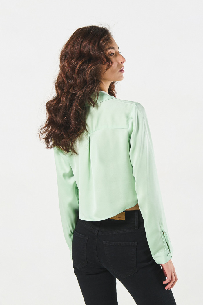 Blusa crop top unicolor en satín oversize con manga larga