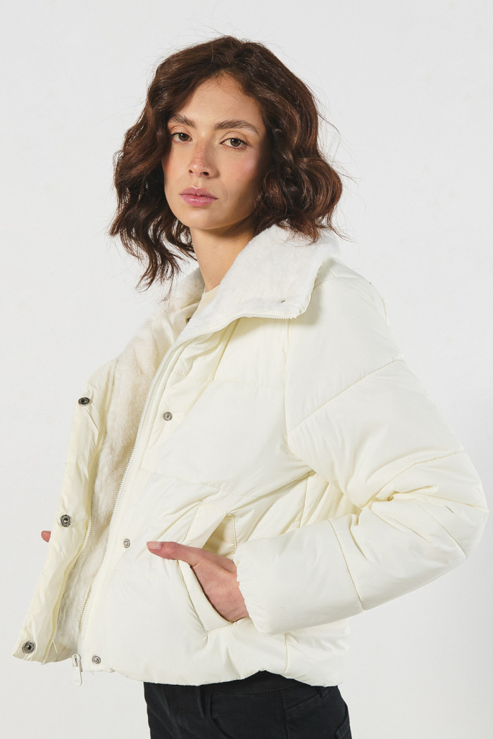 Chaqueta unicolor cuello alto acolchada con cremallera