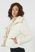 Chaqueta unicolor cuello alto acolchada con cremallera