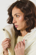Chaqueta unicolor cuello alto acolchada con cremallera