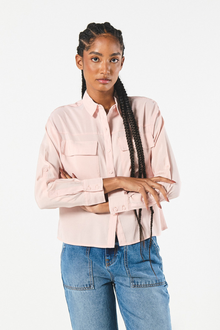 Blusa crop unicolor con manga larga y bolsillos delanteros