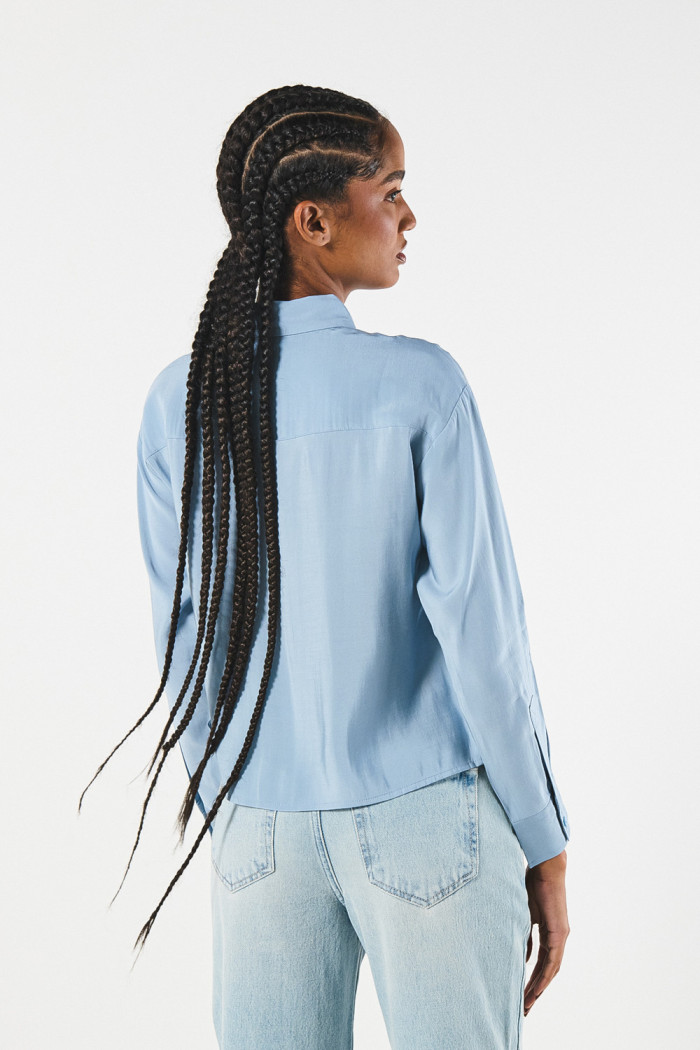 Blusa crop unicolor con manga larga y bolsillos delanteros